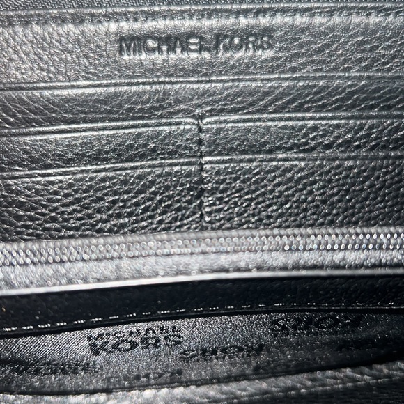 Michael Kors Fulton Zip-Around - Picture 3 of 3